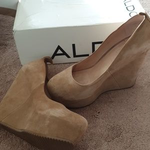 Nude wedges